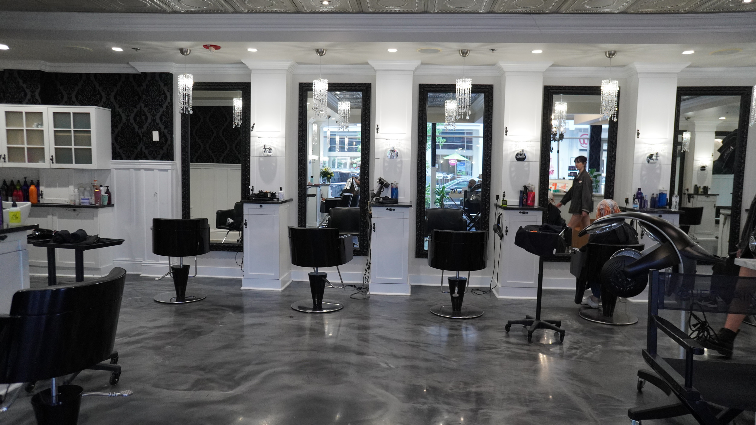 Rozmazané pozadí kadeřnického salonu